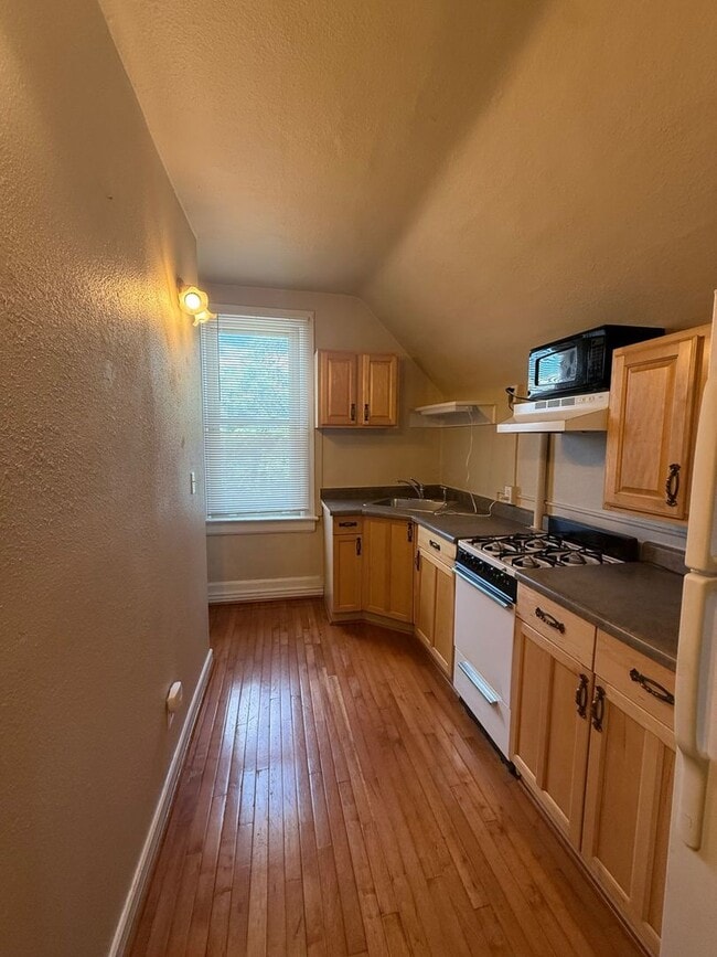 Building Photo - 1 BR/1BA | Newly Renovated Condo | Back patio | In Denver!