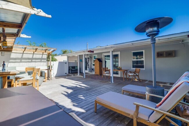 Building Photo - ***VACATION HOME AVAILABLE FROM MAY 15TH- OCTOBER 31ST*** MONTH TO MONTH