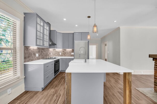 Building Photo - Renovated 3 Bedroom 3.5 Bath Home for Rent!