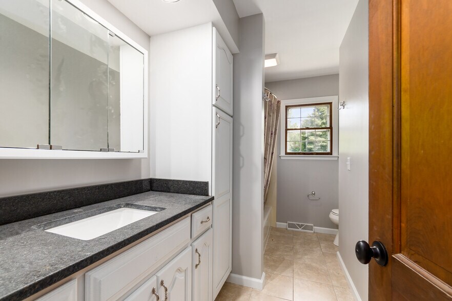 Hall Bath w/Tub - 4397 Limerick Ln