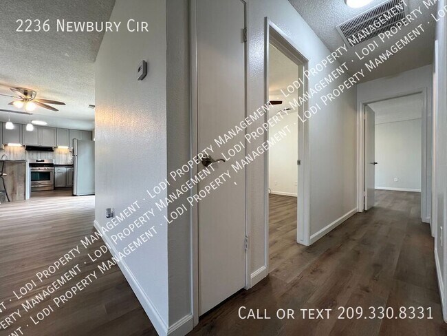 Building Photo - 2236 Newbury Cir