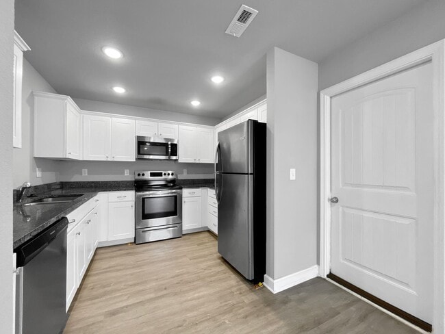 Building Photo - Charming 3BR/2BA Renovated Duplex | Ranch-Style Living in Colonial Gardens