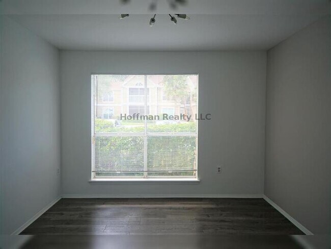 Building Photo - Spacious 1-Bedroom Condo with Modern Upgra...