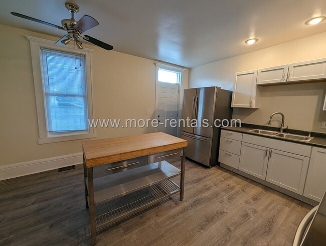 Building Photo - Large remodeled German Village area house