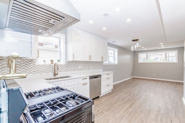 Building Photo - 1343 W 31st St