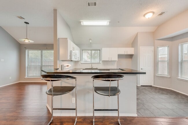 Building Photo - Garden haven 3 bed 2 bath home in H-E-B school district