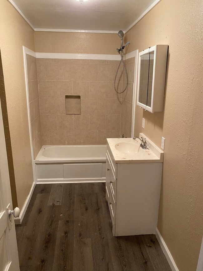 Building Photo - 300 W 12th St