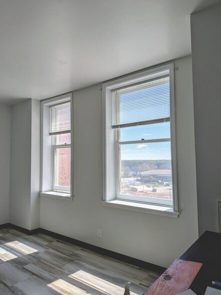 Building Photo - 123 N Locust St
