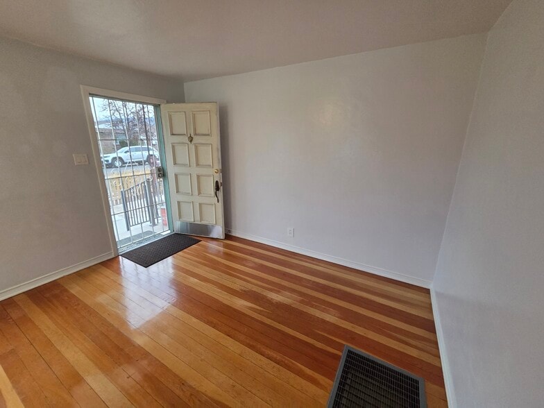 Building Photo - 849 Roberts St