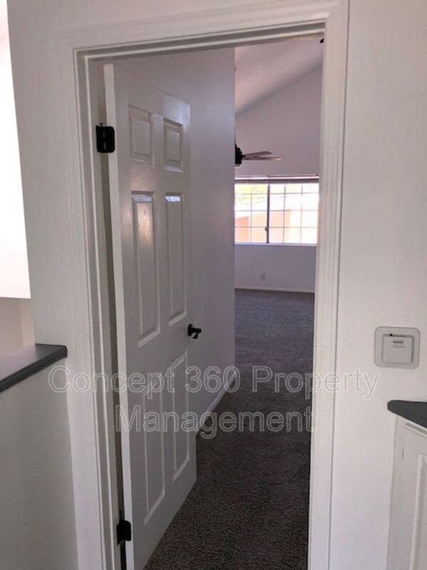 Building Photo - 4517 E Lavante St
