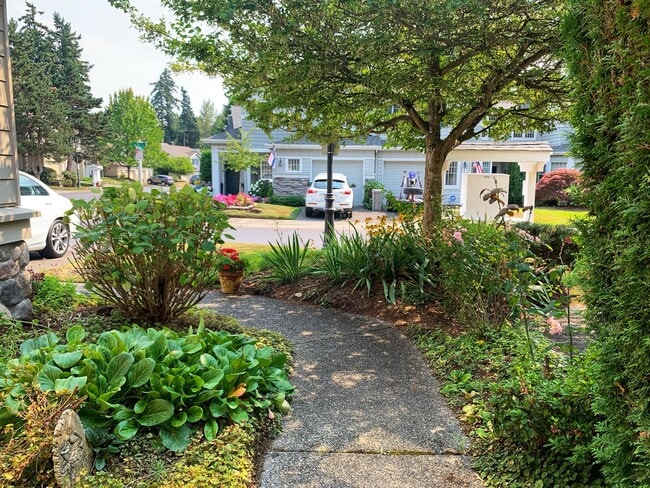 Building Photo - Remodeled and two master suites