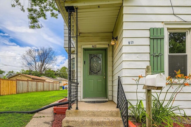 Building Photo - 911 Sims Ave