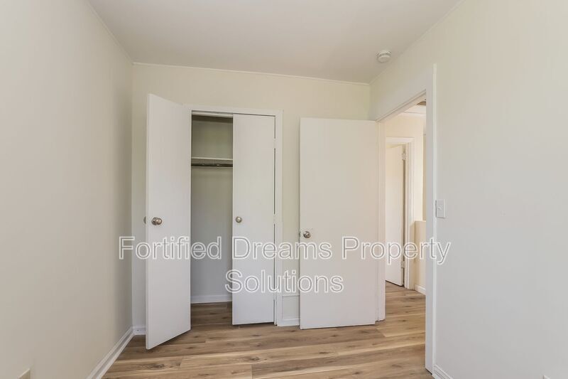 Building Photo - 1102 Campbell St