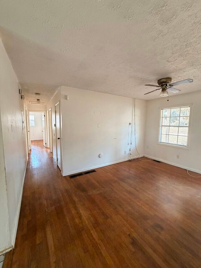 Building Photo - 298 Roxbury Dr