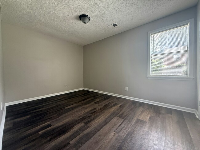 Building Photo - 2076 Goff Ave