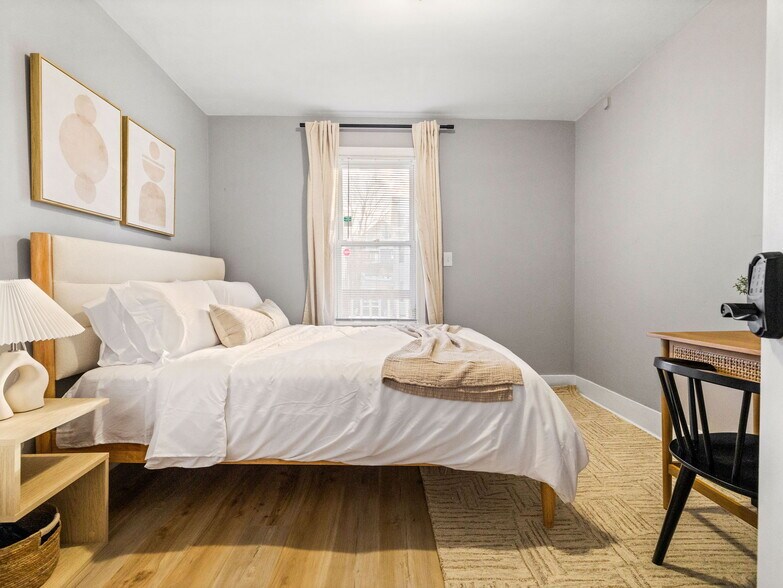 Building Photo - 168 School St