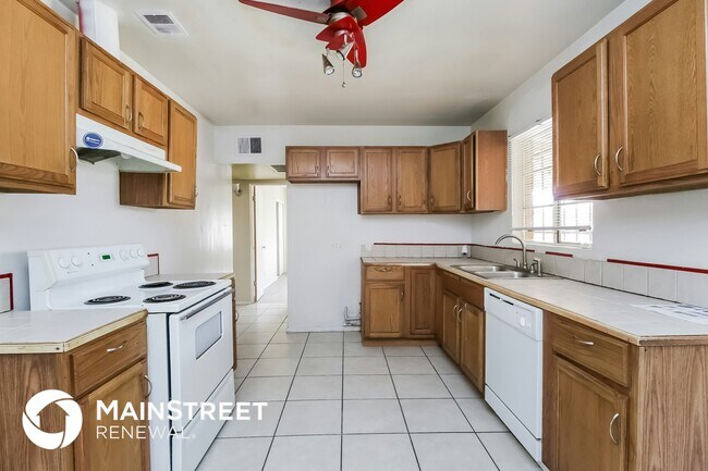 Building Photo - 1647 W Pima St