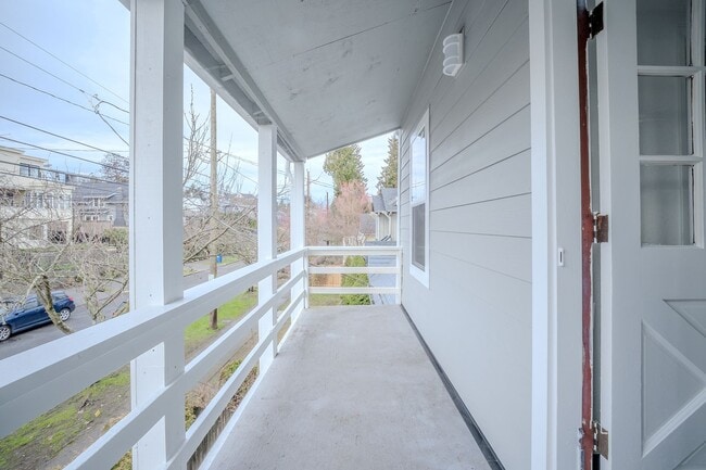 Building Photo - Duplex upper unit in Central District - Upper