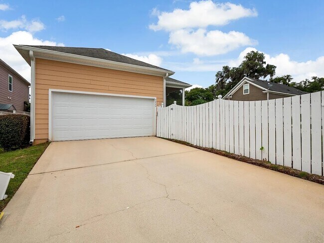 Building Photo - 3025 Four Oaks Blvd