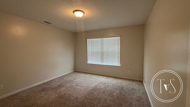 Building Photo - RATE DROP ALERT (was $2500/month) and MOVE-IN SPECIAL: $400 OFF 1ST MONTH'S RENT!**