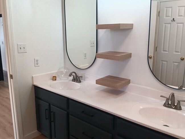 Building Photo - 3 Bedroom, 2 Bathroom Home! Schedule a Showing!