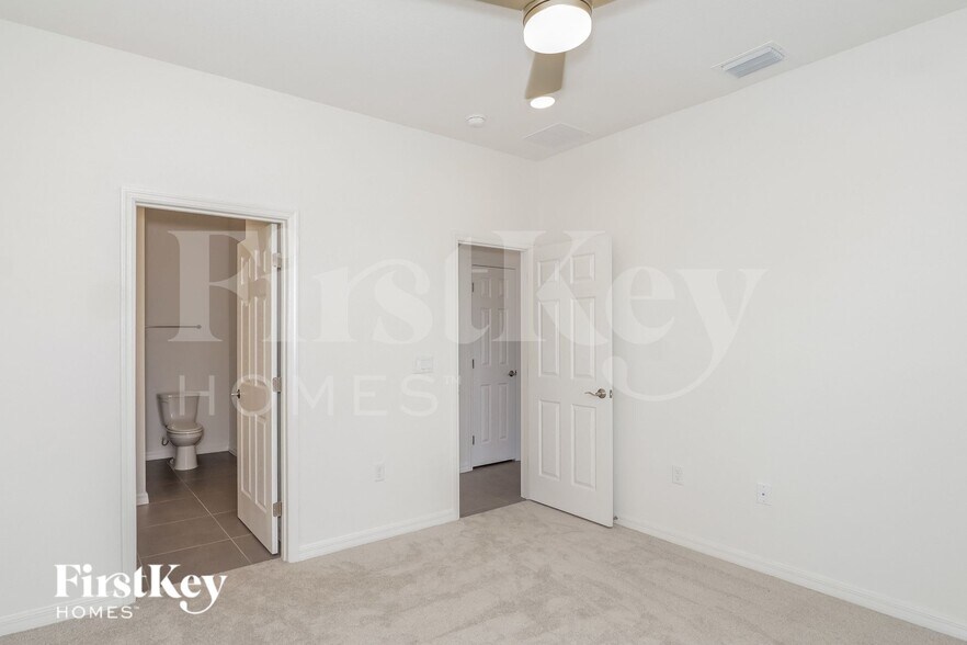 Building Photo - 303 Corbel Ln