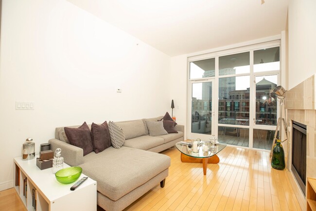 Building Photo - Furnished condo in the heart of San Diego ...