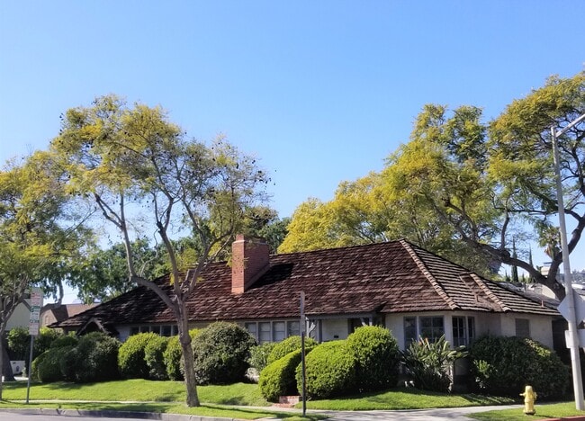 Building Photo - 8531 Rosewood Ave