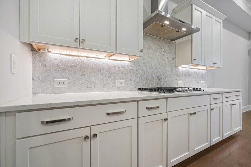 Building Photo - 123 Village Green Ave