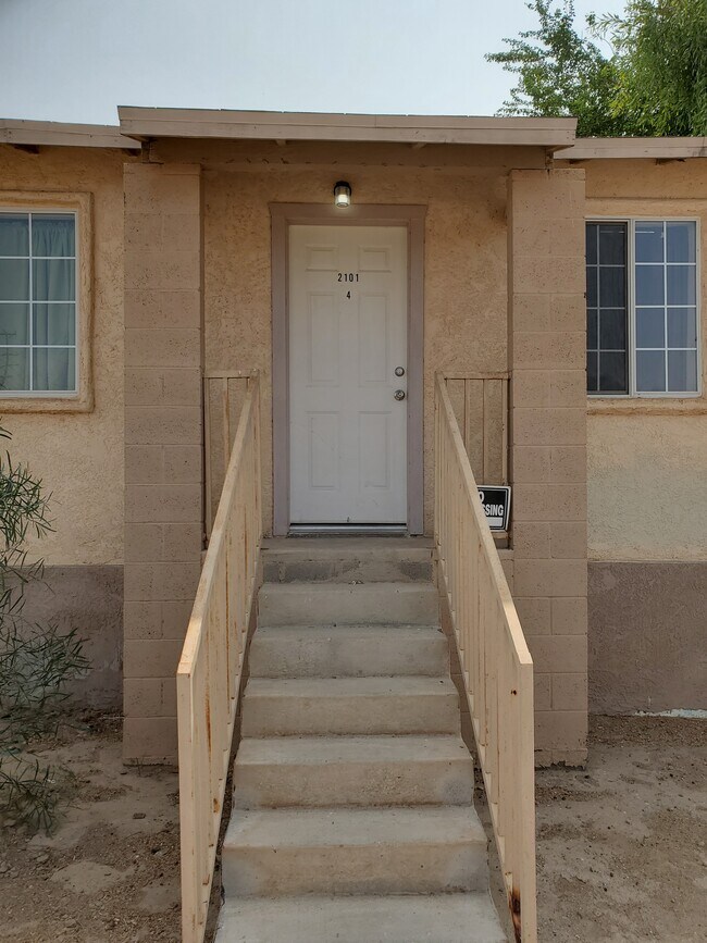 Front Porch - 2101 W H St