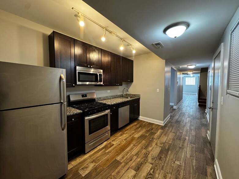 Kitchen - 5003 N Sawyer Ave
