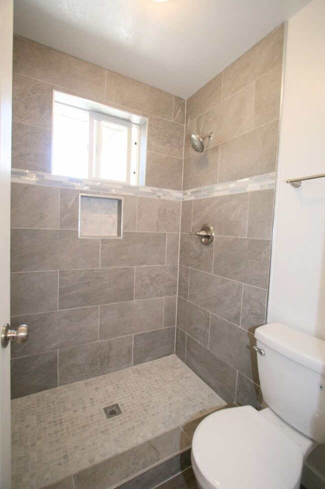 Building Photo - Desired End Unit Townhouse Available!