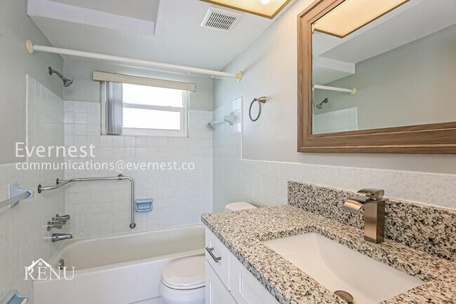 Building Photo - 3 Bed - 2 Bath Cozy Living in the Heart of...