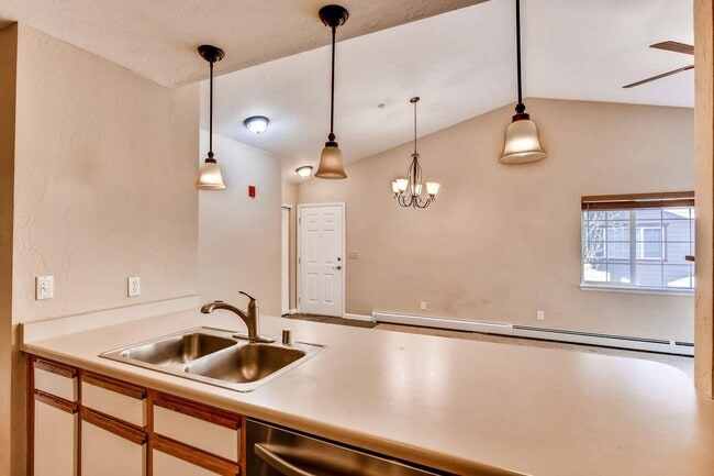 Building Photo - Heat included!  1 car garage!  Vaulted Cei...