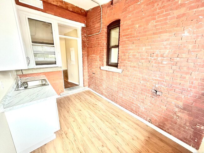 Building Photo - 135 W Main St