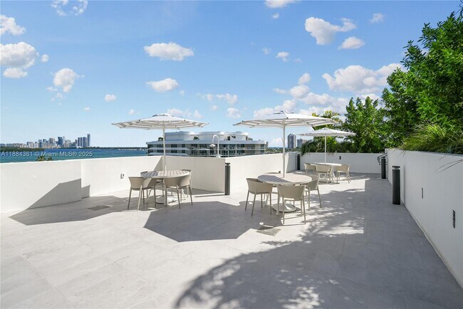 Building Photo - 10281 W Bay Harbor Dr