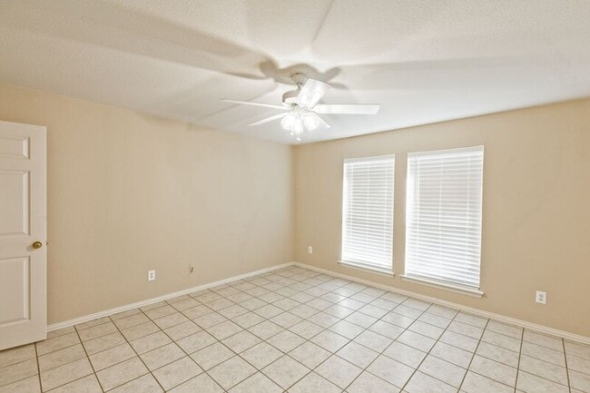 Building Photo - 933 Farmington Rd