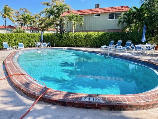 Building Photo - 156 NE 20th Ct