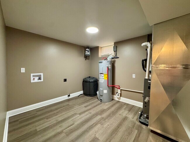 Building Photo - 2564 Millbrook Dr