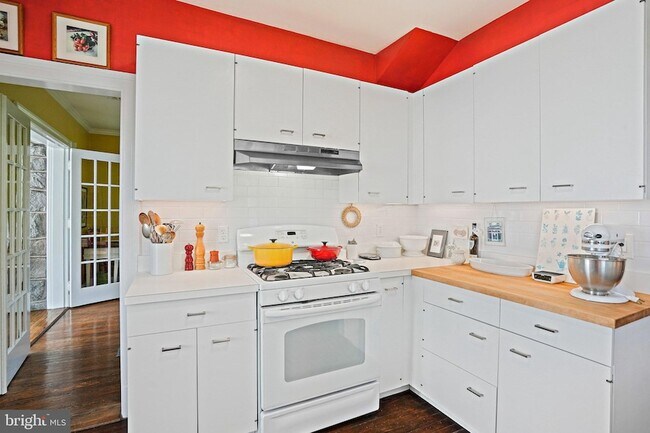 Building Photo - 3612 Albemarle St NW