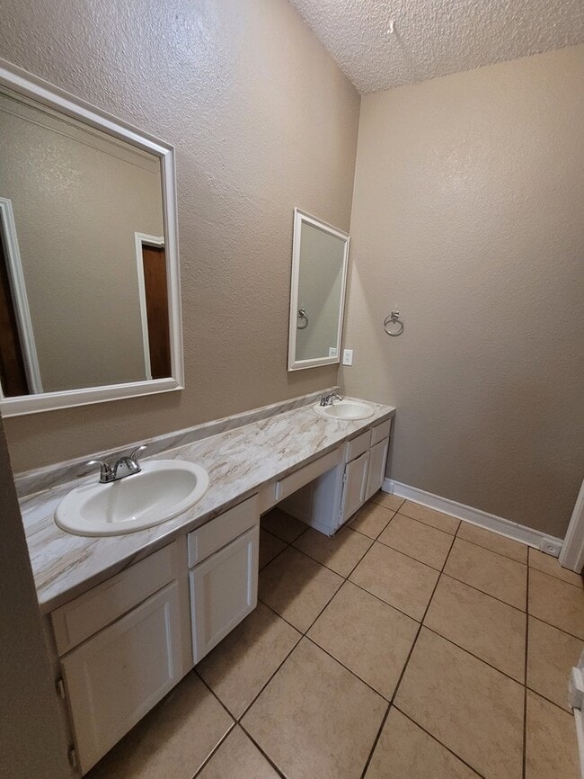 Building Photo - Spacious 3 bed 2 bath townhome!