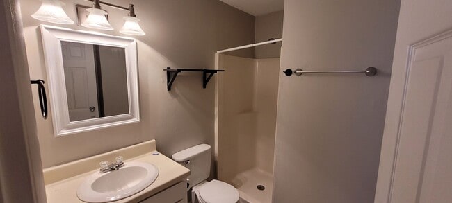 Building Photo - 523 Meadowview Dr