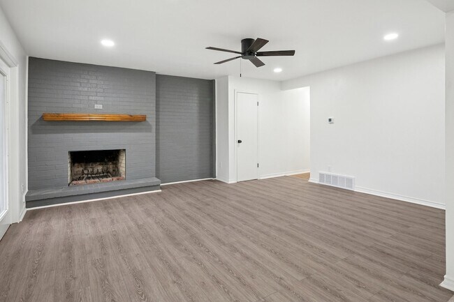 Building Photo - 7626 Dentcrest Dr