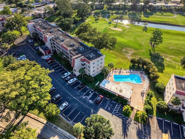 Building Photo - 1035 Country Club Dr
