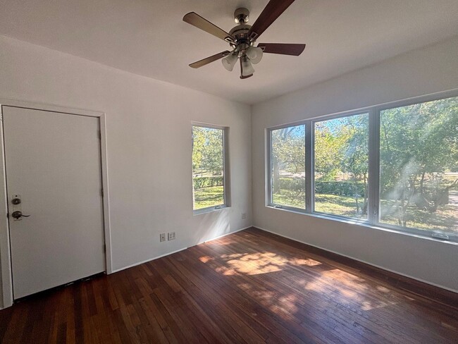 Building Photo - Hemphill Park Gem! 4 Bed/2.5 Bath - Availa...