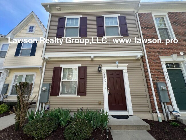 Building Photo - Luxurious Colonial Green Townhome with Garage