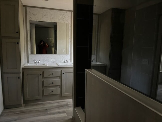 Building Photo - 220 Sequoia Dr