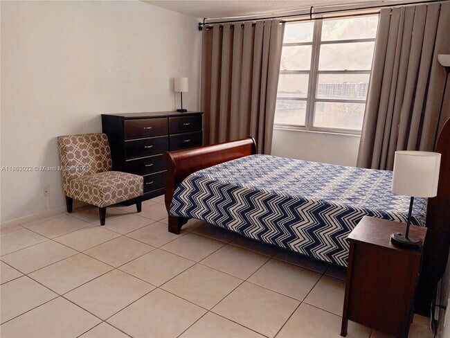 Building Photo - 1817 S Ocean Dr