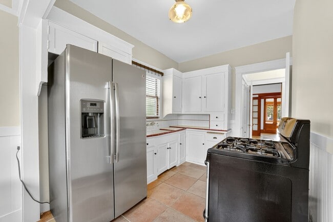 Building Photo - Charming Sunset Home with Hardwood Floors ...
