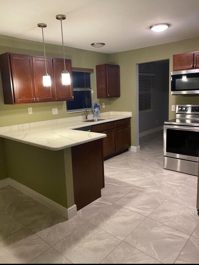 Building Photo - 613 SW Lucero Dr